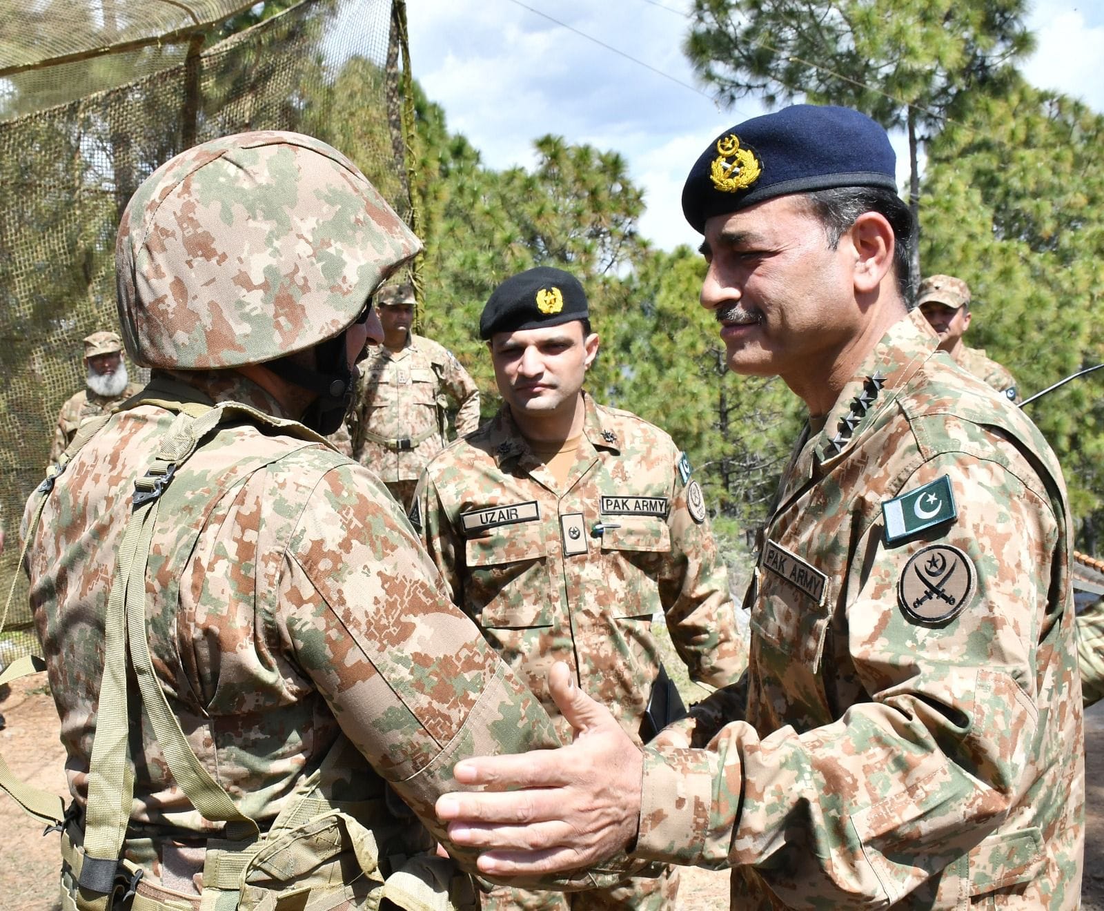 پاک فوج پاکستان کی خودمختاری اور سالمیت کے دفاع کے لیے پر عزم ہے،  آرمی چیف کا LOC کا دورہ