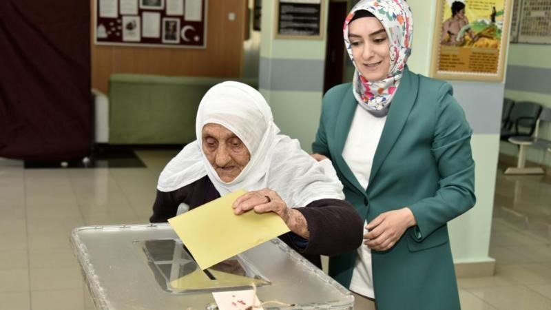 112 سالہ خاتون ووٹر بچوں سمیت ووٹ ڈالنے پہنچ گئی