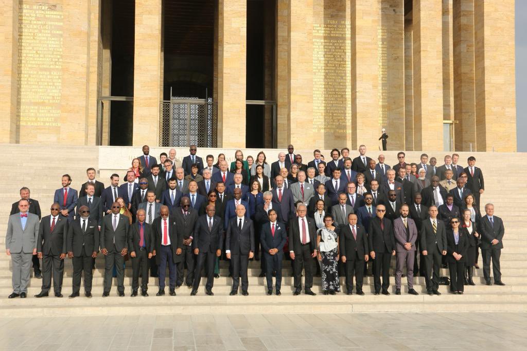 ترکیہ میں پاکستان کے سفیرکی سفارتی دستوں کے ہمراہ مصطفی کمال اتاترک کے مزار پر حاضری