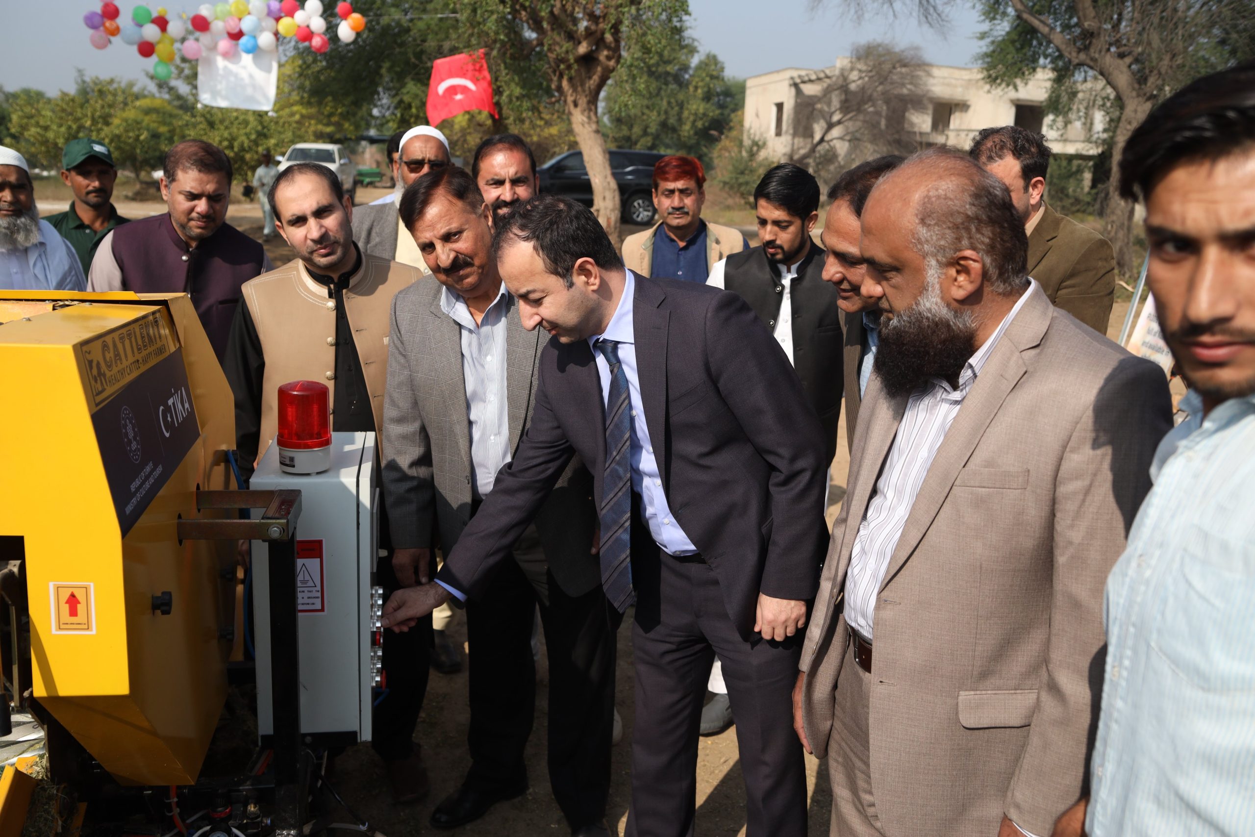 ٹکا کے کو آرڈینیٹر محسن بالچی کا لائیو سٹاک ایکسپیریمنٹ سٹیشن کا دورہ