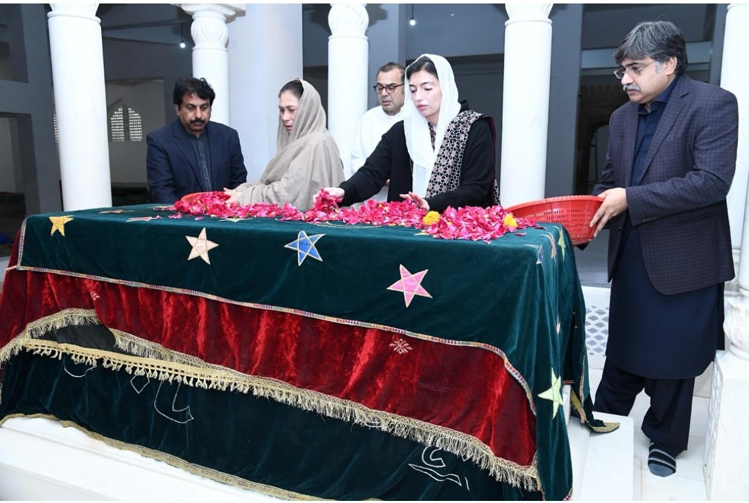 Aseefa Bhutto-Zardari Pays Tribute to Her Mother on 17th Death Anniversary