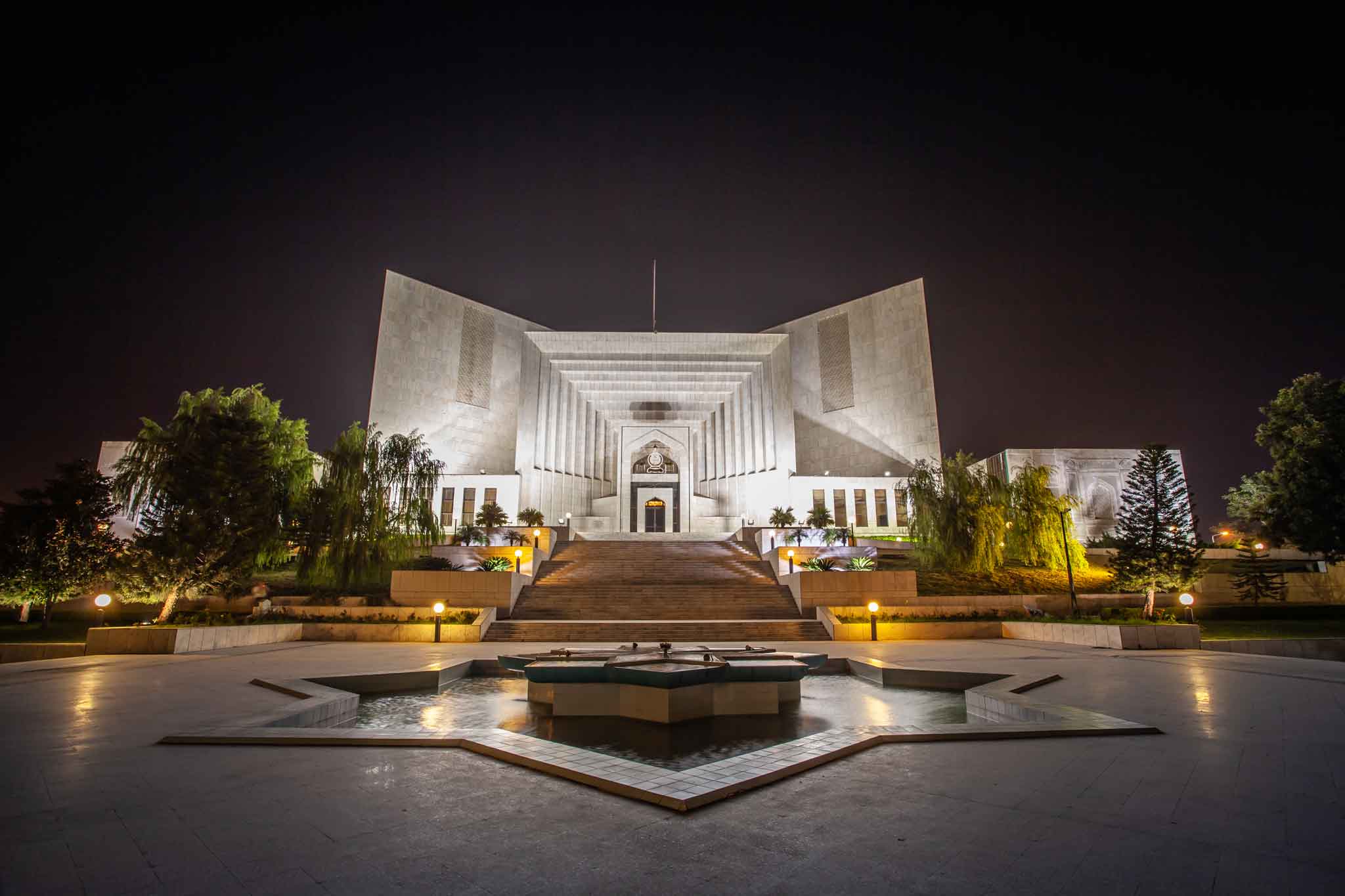 فوجی عدالتوں میں دہشتگردوں کے ٹرائل کے لیے آئین میں ترمیم کی ضرورت کیوں پیش آئی؟ سپریم کورٹ آف پاکستان