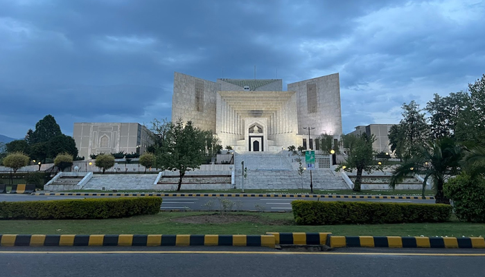 کیا تمام سویلینز کے ساتھ اے پی ایس کے مجرمان جیسا برتاؤ ہو سکتا ہے؟ سپریم کورٹ آف پاکستان