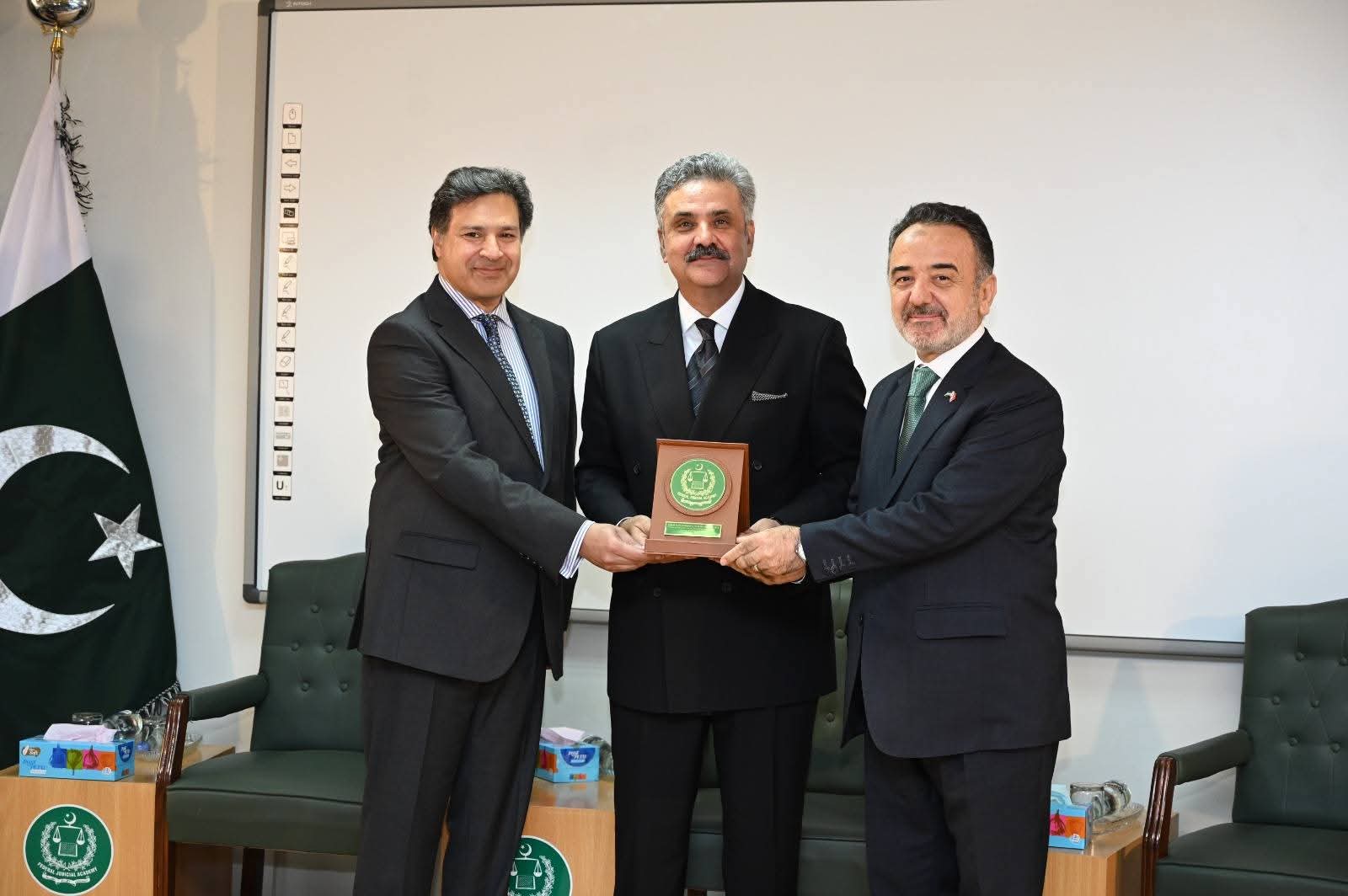 پاکستان میں ترکیہ کے سفیر ڈاکٹر عرفان نذیر اوغلو کی چیف جسٹس یحییٰ آفریدی سے ملاقات