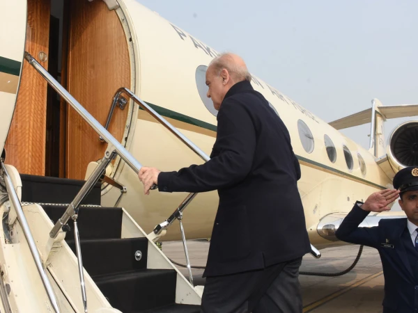 سعودی فضائیہ نے وزیراعظم شہباز شریف کے طیارے کو پروٹوکول میں لے لیا — برادرانہ تعلقات کی اعلیٰ مثال”