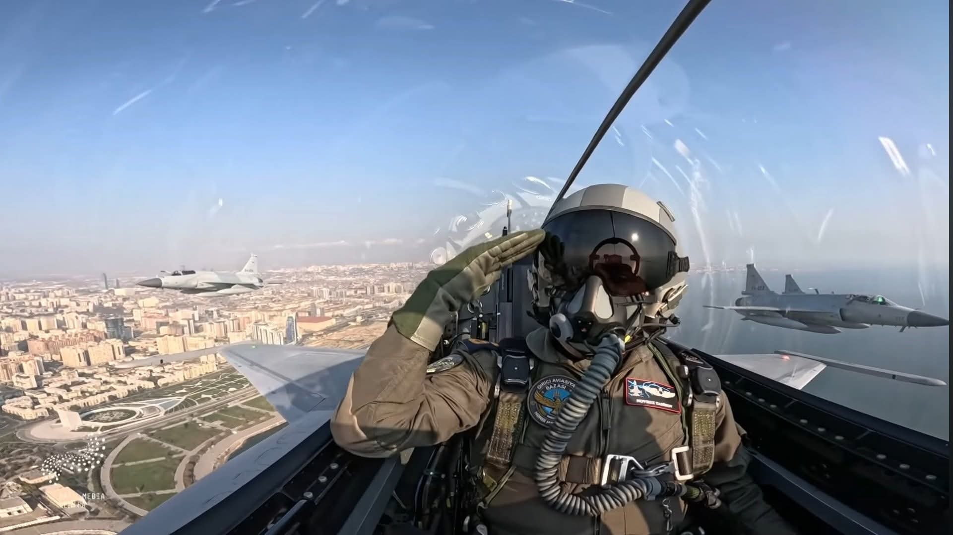 باکو میں یومِ فتح پریڈ — آذربائیجان ایئرفورس کے پائلٹ کا JF-17 تھنڈر سے شاندار سلام
