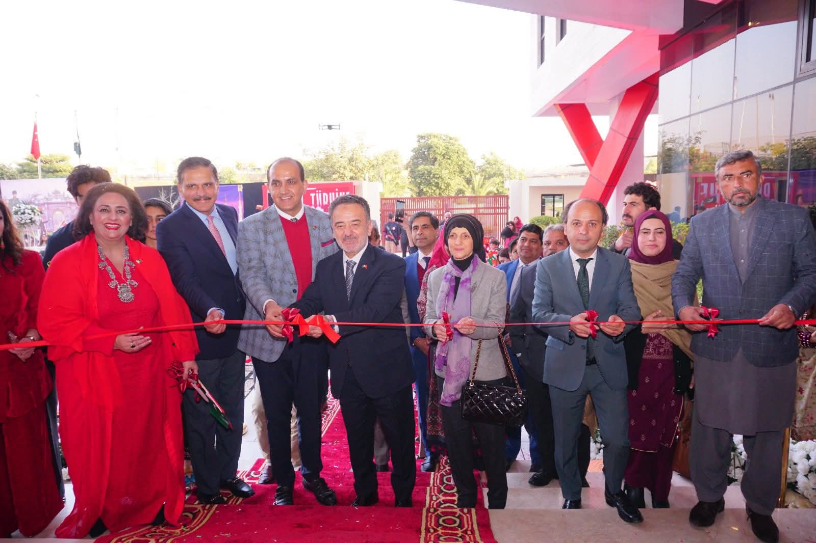 انقرہ کے تعاون سے فیصل آباد میں فیوچر ورلڈ اسکول کی افتتاحی تقریب، سفیر عرفان نذیر اوغلو اور ڈاکٹر محمت طوراں کی شرکت