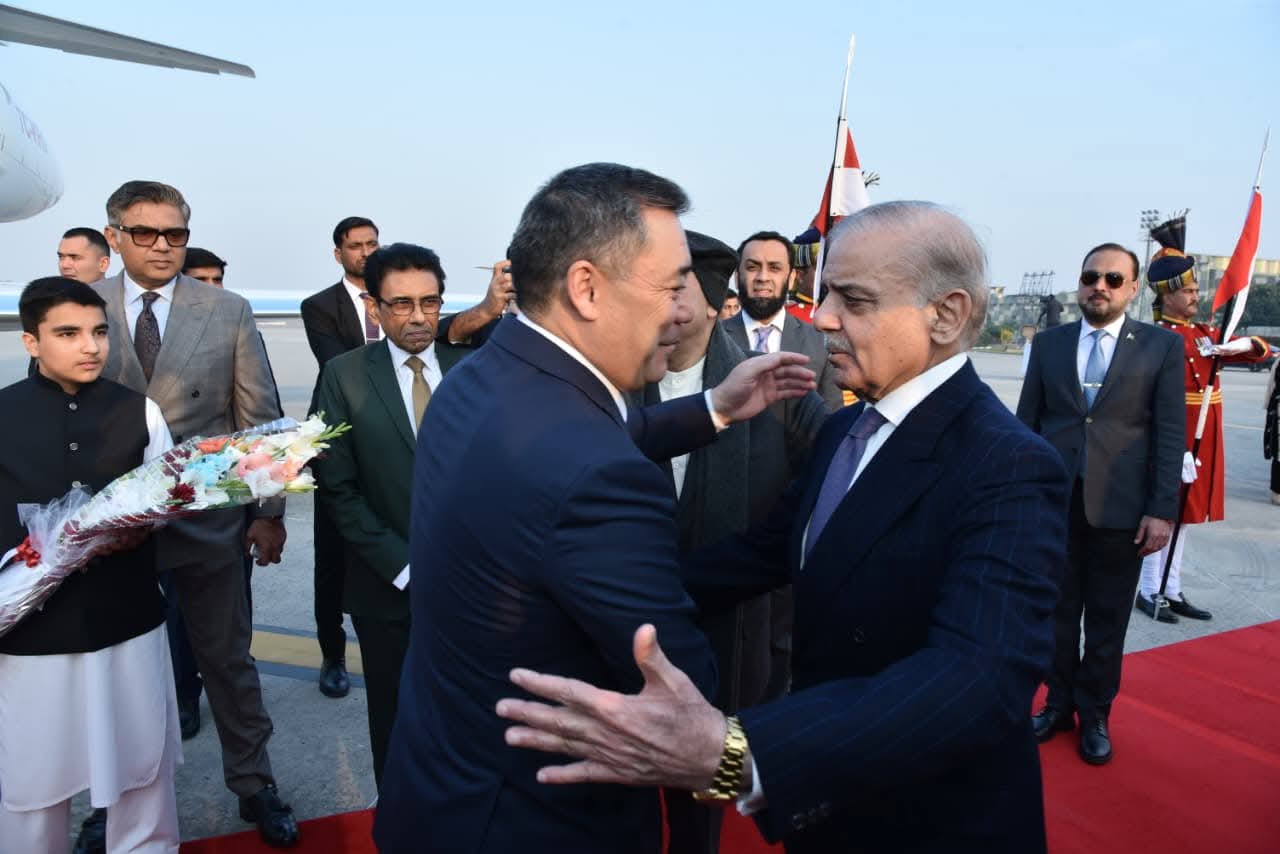 وزیراعظم شہباز شریف سے کرغزستان کے صدر صدر جپاروف کی اسلام آباد میں ملاقات