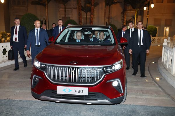 صدر رجب طیب ایردوان  کا مصری صدر کو ترکیہ کی مقامی الیکٹرک کار ’ٹوگ‘ کا تحفہ، دوطرفہ تعلقات میں پیش رفت