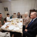 صدر ایردوان اور خاتونِ اول کا بیوغلو میں نجی رہائش گاہ پر افطار، اہلِ خانہ سے ملاقات اور خیرسگالی کا اظہار