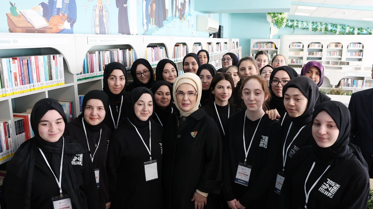 خاتونِ اول امینہ ایردوان کی قیادت میں استنبول میں 22 سکول لائبریریوں کا افتتاح، ترکیہ میں تعلیمی اور ثقافتی فروغ پر زور