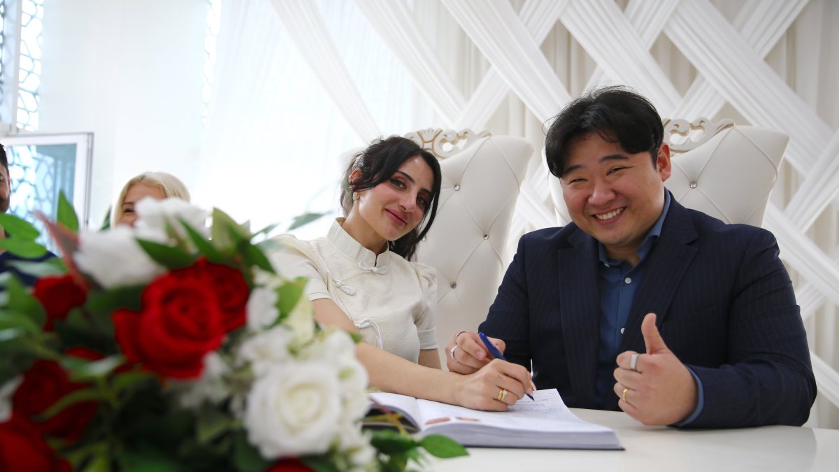 جنوبی کوریائی شخص نے اسلام قبول کر کے اپنا نام تبدیل کیا اور ترکیہ کی لڑکی سے شادی کر کے محبت اور ثقافتی ہم آہنگی کی مثال قائم کی