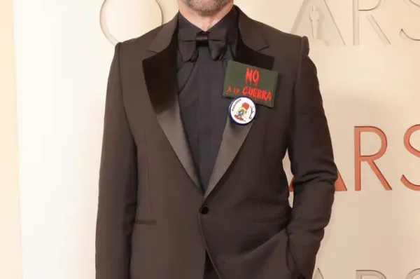 ہسپانوی اداکار Javier Bardem کی جنگ مخالف اور فلسطین کے حق میں آواز، تقریب میں خصوصی بیج پہن کر فلسطین سے اظہارِ یکجہتی