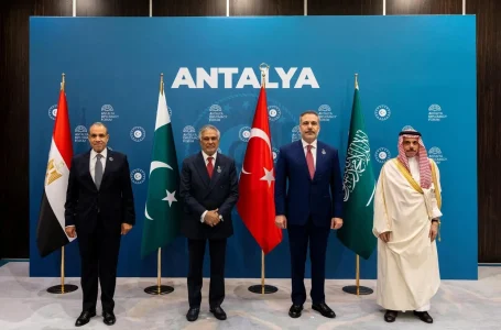 انطالیہ ڈپلومیسی فورم کے موقع پر ترکیہ، پاکستان، سعودی عرب اور مصر کے وزرائے خارجہ کی ایک ساتھ کھڑے ہو کر گروپ فوٹو