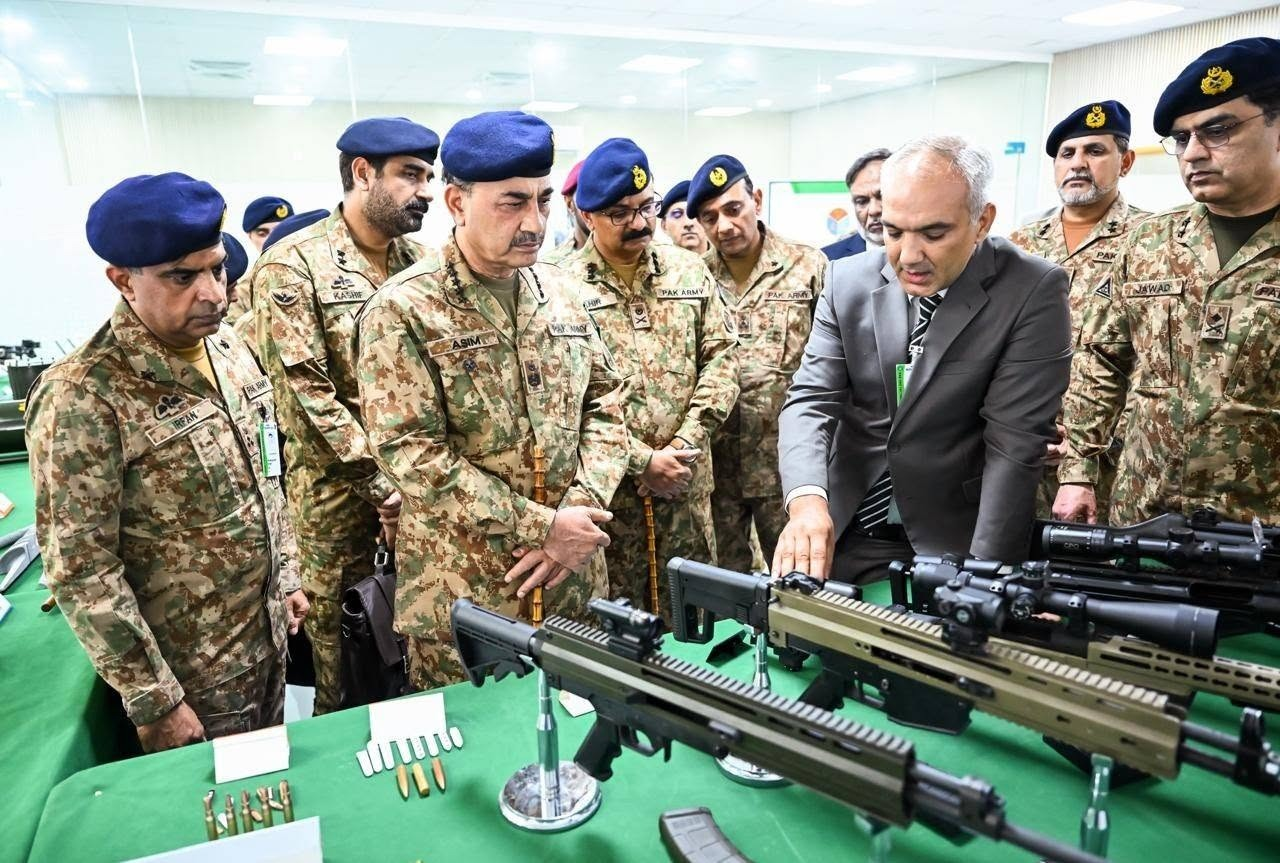 فیلڈ مارشل عاصم منیر کا پی او ایف واہ کا دورہ، دفاعی پیداوار پر اہم بریفنگ