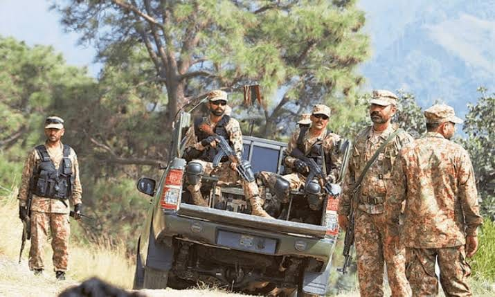 جنوبی وزیرستان اور دیر میں سیکیورٹی فورسز کے بڑے آپریشنز، 10 دہشت گرد ہلاک، اسلحہ و گولہ بارود برآمد: آئی ایس پی آر