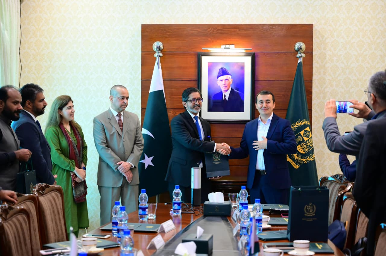 ازبک میڈیا وفد کا پاکستانی وزارتِ خارجہ اور میڈیا اداروں کا دورہ