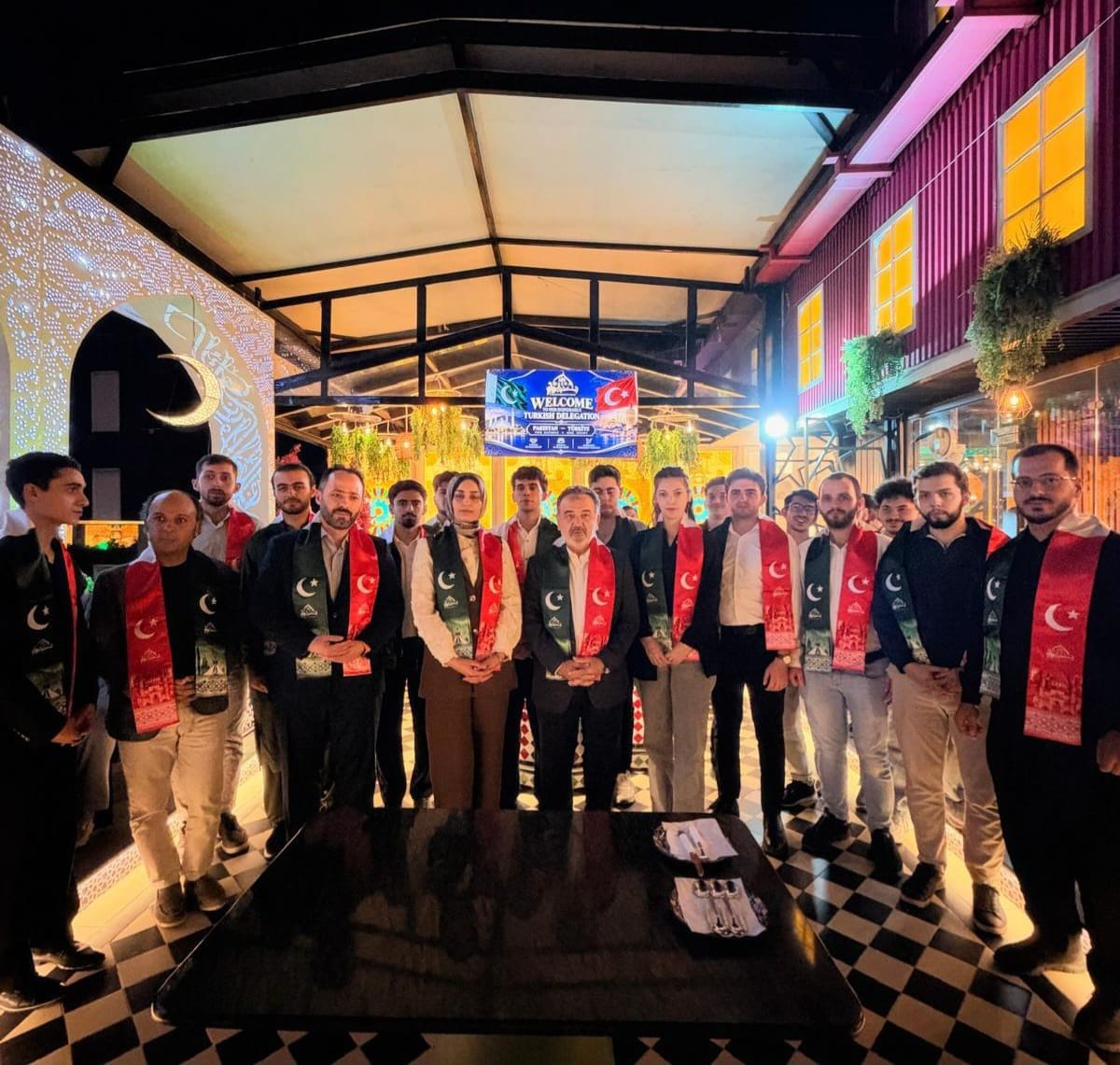 پاکستان میں زیرِ تعلیم ترک طلبہ سے سفیر عرفان نذیراوعلو کی ملاقات، طلبہ کو پاک ترک برادرانہ تعلقات کا سفیر قرار دے دیا